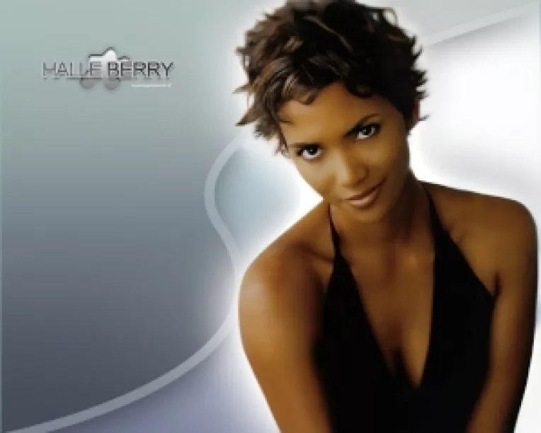 Actrita Halle Berry, una dintre putinele femei iertate de trecerea anilor