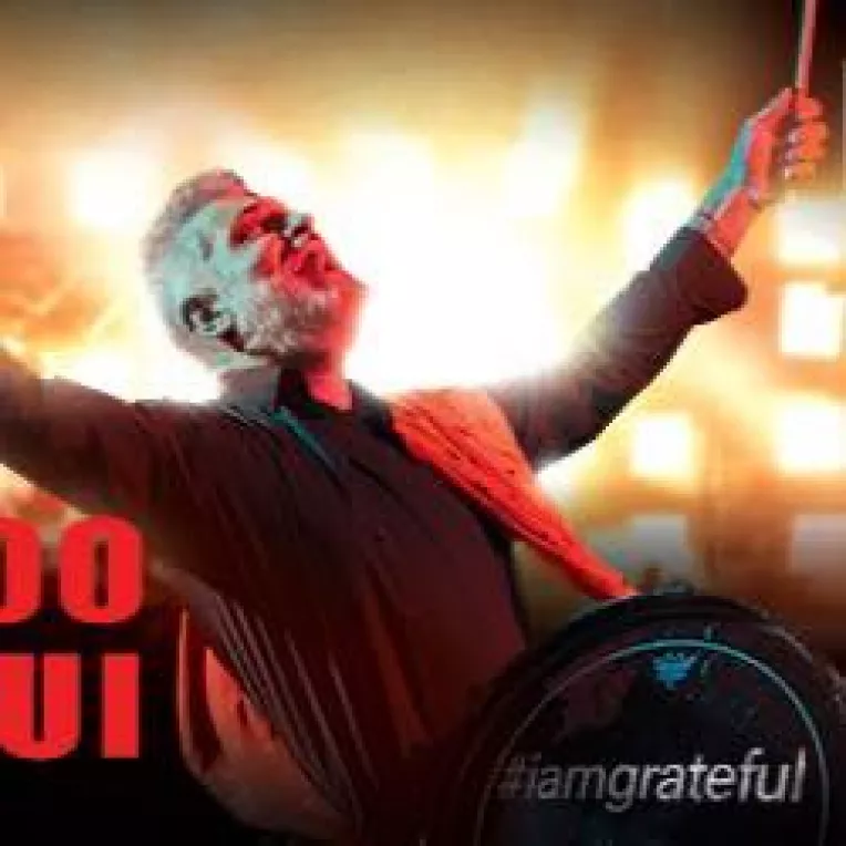 Artistul Damian Draghici a cantat de ziua sa din balonul blocului in care locuieste