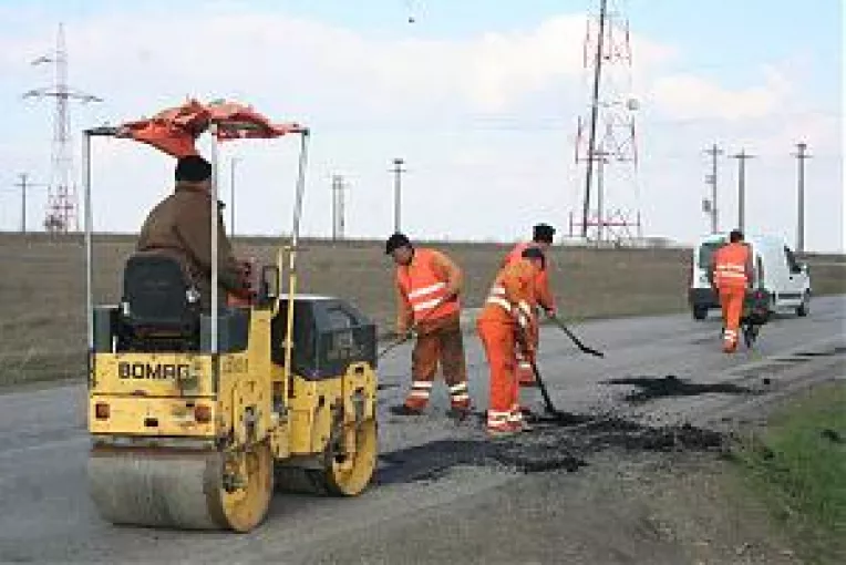 Autoritatile asteapta bani pentru drumul spre Iasi.