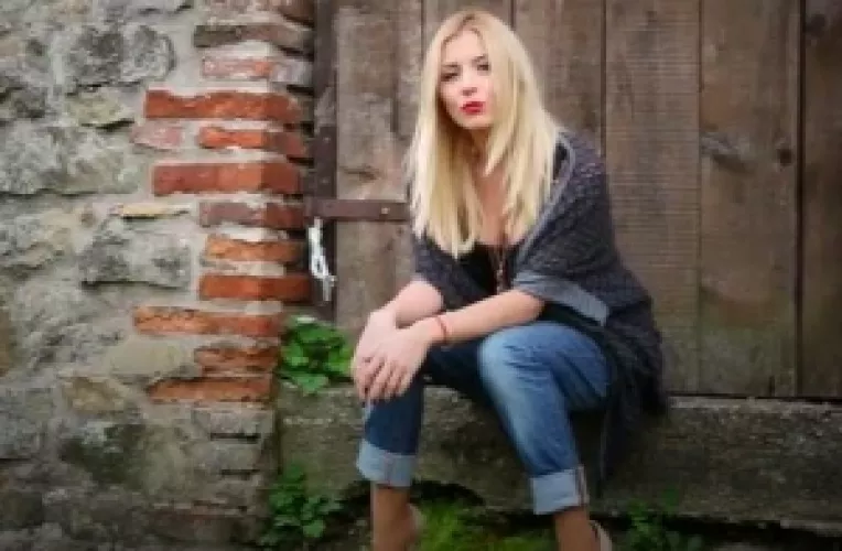 Betty Stroe revine cu single-ul Insuficient, o piesa despre dragoste neimplinita