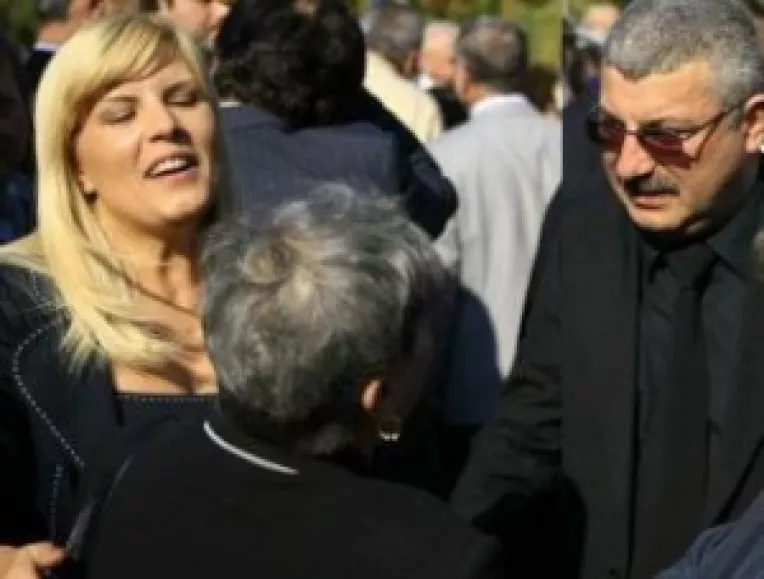 Bucurestenii au administrat un « plici » Elenei Udrea si lui Silviu Prigoana 