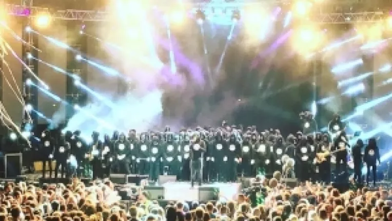 Carla's Dreams canta in deschiderea celor de la The Prodigy