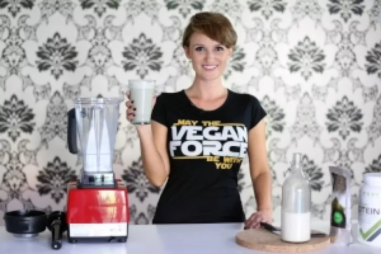 Carmen Negoita ne invata cum se prepara acasa un shake proteic