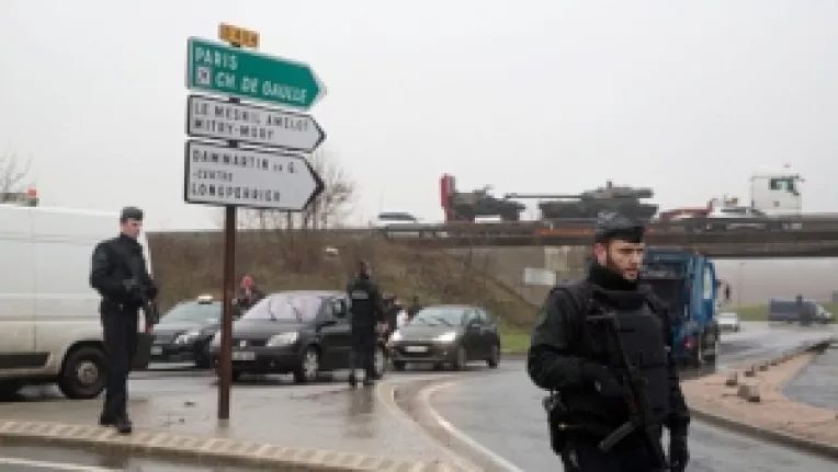 Cei doi teroristi au luat un ostatic la o tipografie din Franta si vor sa moara ca niste martiri