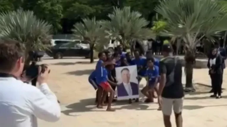Ceremonialul "Hakuna Matata" cu care au fost intampinati Klaus si Carmen Iohannis in Zanzibar