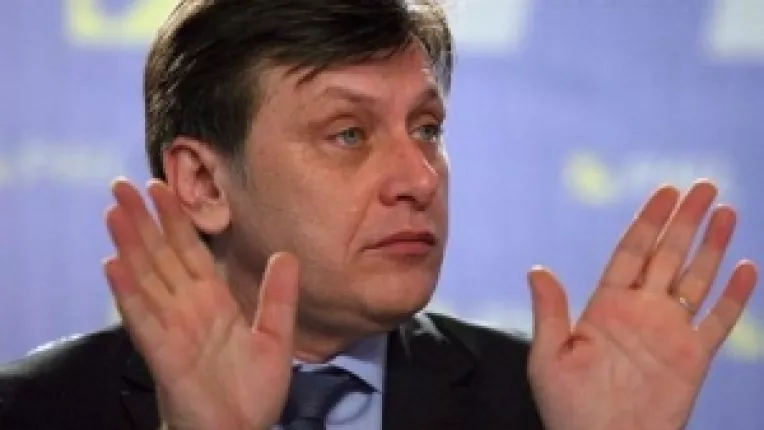 Crin Antonescu: "Presedintele se comporta ca o servitoare proasta si mahalagioaca"
