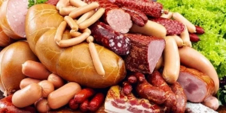Dauneaza grav sanatatii:  Mezelurile sunt facute din grasimi, pielita, organe, gel, conservanti si potentiatori de culoare si gust