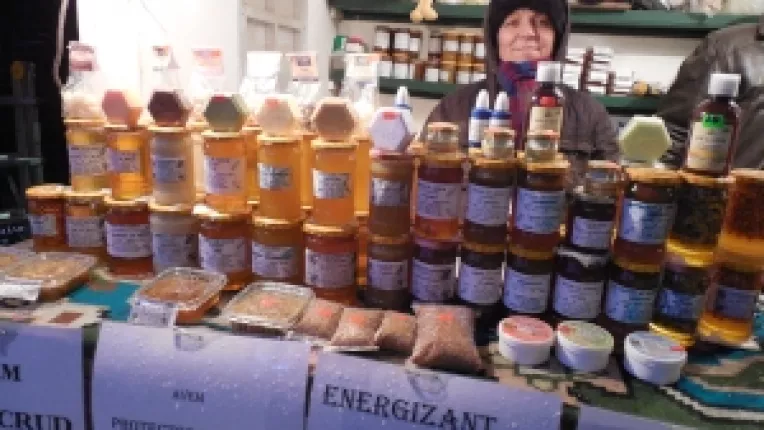 Elena Stan, apicultor: "Bomboane pastile cu miere si pin si perle cu propolis, la targul de Craciun de la Unversitate!"