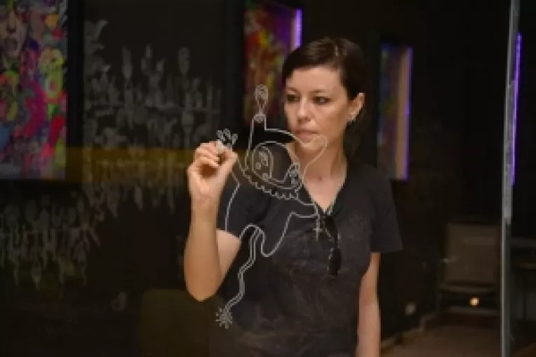 Galeria SENSO se redeschide cu IPOSTAZE TULBURATOARE, expozitia artistei Ana Stefania Andronic BUZU