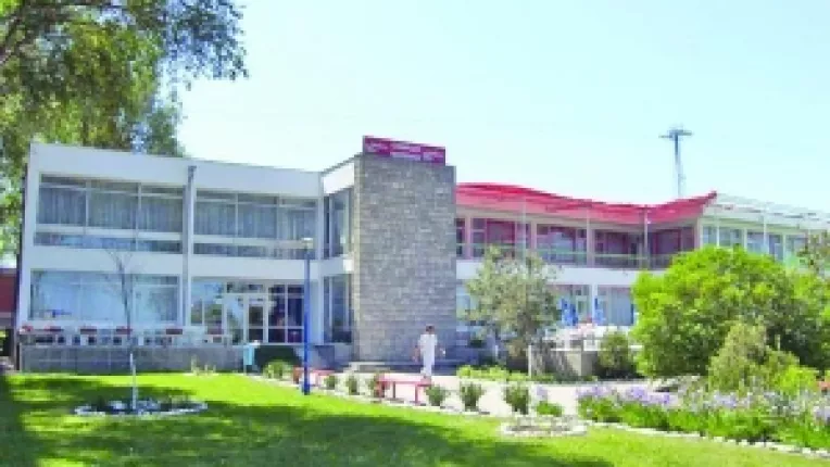 In timp ce ministerul a blocat toate posturile din lipsa banilor. Sefii Politiei si SRI cazati pe litoral sprituiesc si papa dulciuri de 7 miliarde