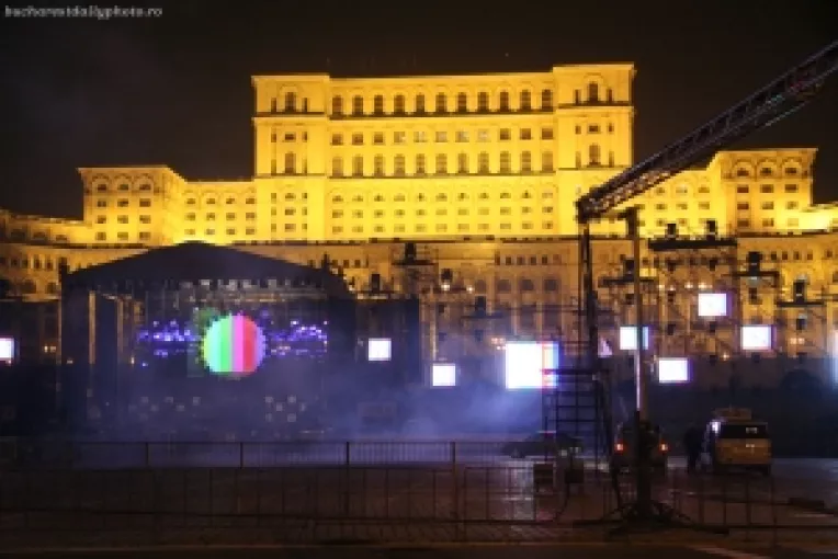 La dolce vita: Reportaj la o petrecere desfasurata in Palatul Parlamentului
