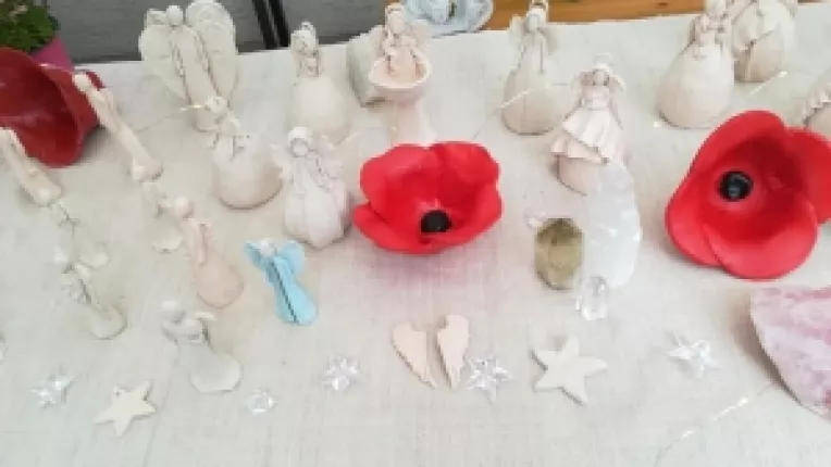 Miki Pereanu creeaza ingeri din ceramica pentru copiii cu autims