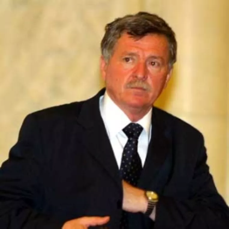 Ministrul Hardau a fost salvat de chiulul senatorilor Opozitiei