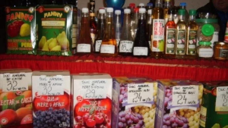 
Nutica Ferent: "Am adus la targul de la MTR oteturi naturale din miere si cateva sortimente de cafea!"