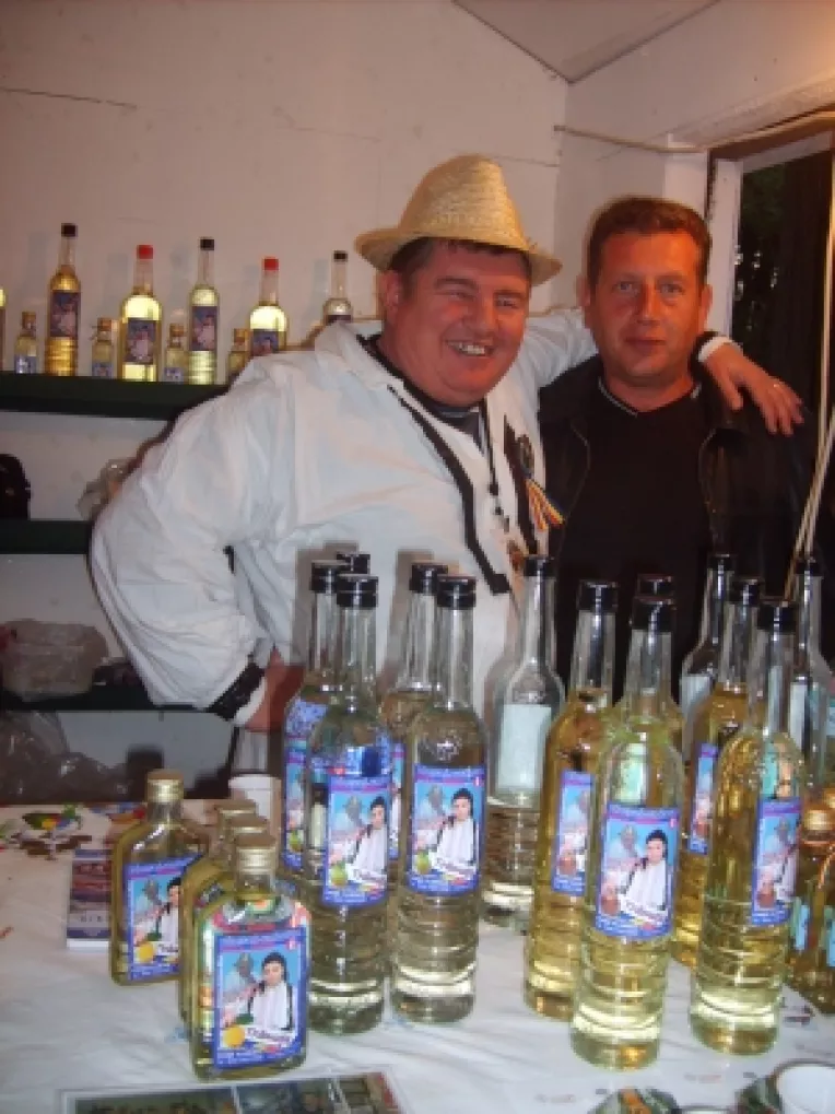 Palinca de Bihor, la standul lui Florin Chise, la targul traditional din Parcul Cismigiu 