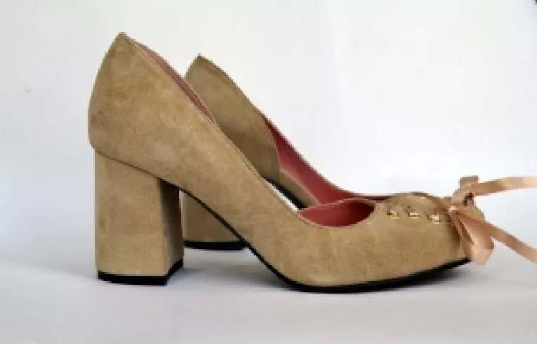 Pantofi din camoso bej, interior piele roz, toc imbracat si accesorii: sireturi din matase