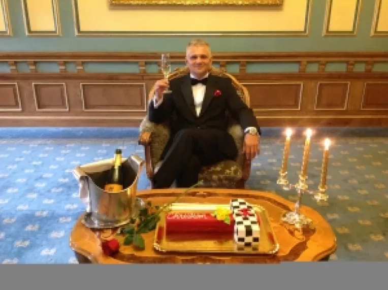 Pe 15 septembrie, comisarul Christian Ciocan a fost aniversat cu un tort in forma de ciocan