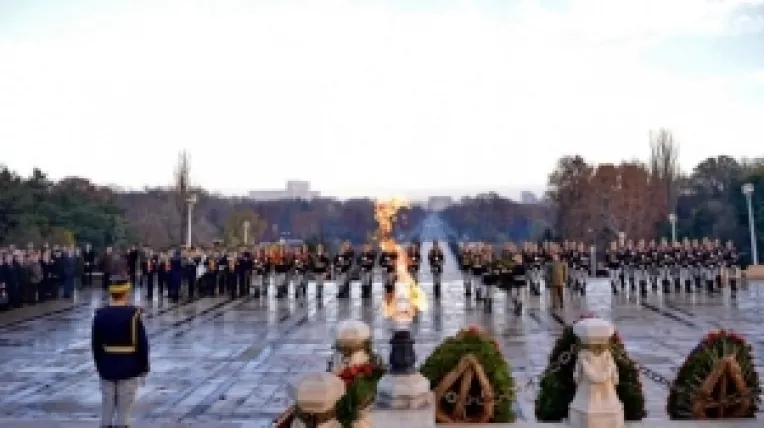 Presedintii celor doua Camere ale Parlamentului, Liviu Dragnea si Calin Popescu Tariceanu, au depus coroane de flori la Mormantul Ostasului Necunoscut din parcul Carol