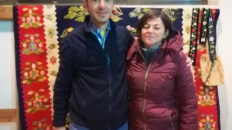 Sotii Iulian Sirbu si Filomela Sirbu Tistere, covoare traditionale si carpete oltenesti la targul din curtea MTR