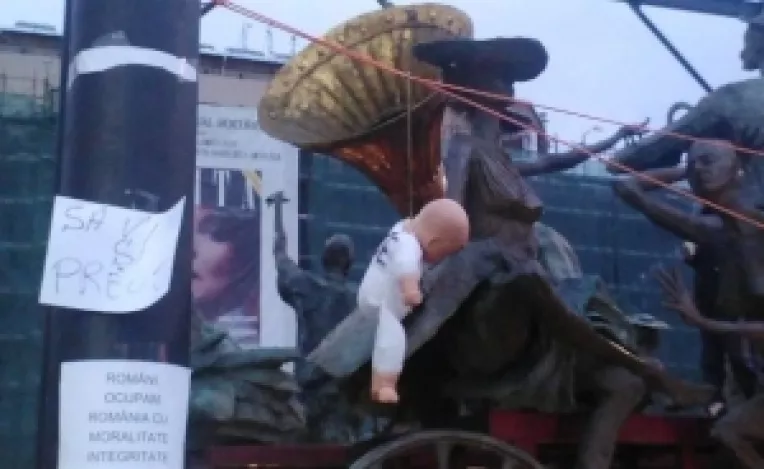 Toata Piata striga "Jos Basescu!", numai unul striga "Sus Basescu!"