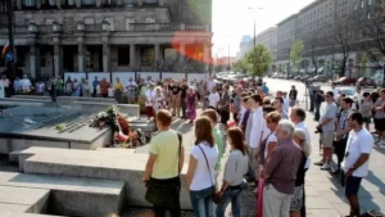 Varsovia: La 1 august, timp de un minut, locuitorii capitalei Poloniei abandoneaza orice activitate si raman nemiscati