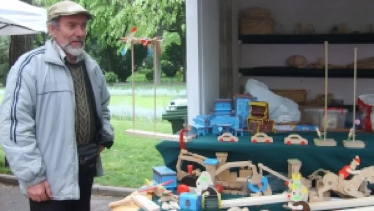 Zoltan Bedo din Odorheiu Secuiesc: "Iepurasi din lemn, care merg pe panta, un frumos cadou pentru sarbatorile pascale!"